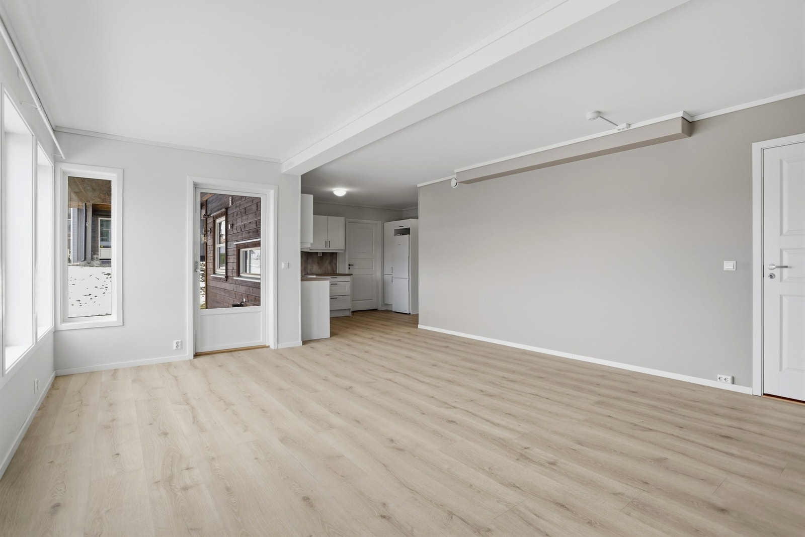 Stuen har store vindusflater og utgang til hyggelig uteplass. Galleribilde