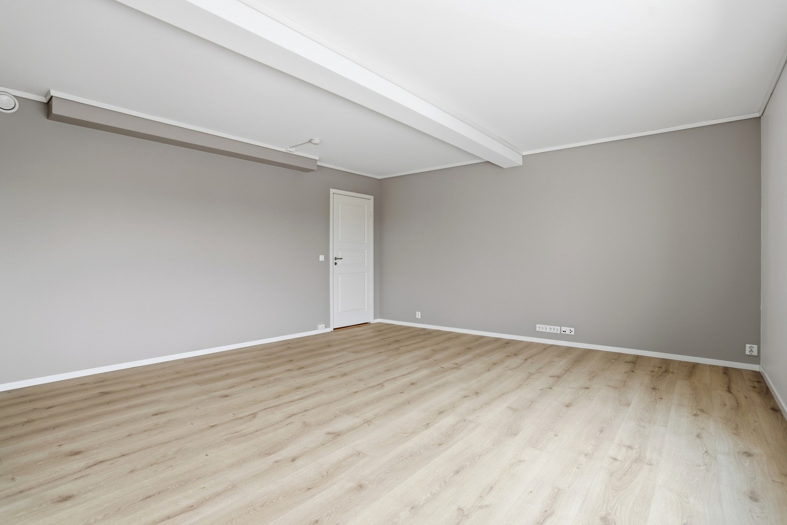 Romslig og lys stue som ligger i tilknytning til kjøkken Galleribilde