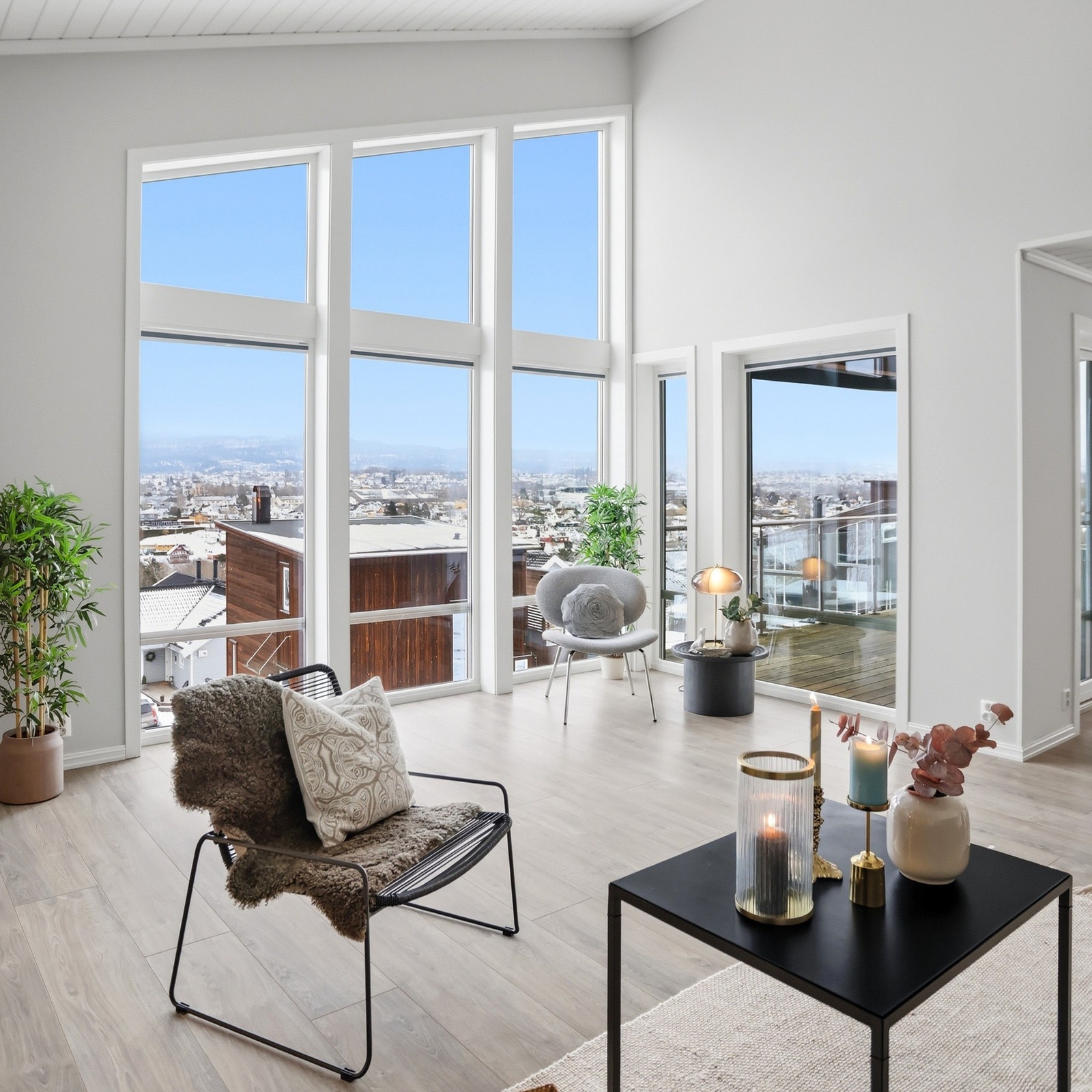 Rommet har gode vindusflater i flere retninger, deriblant utgangsdøre til solrik balkong med nydelig utsikt Galleribilde