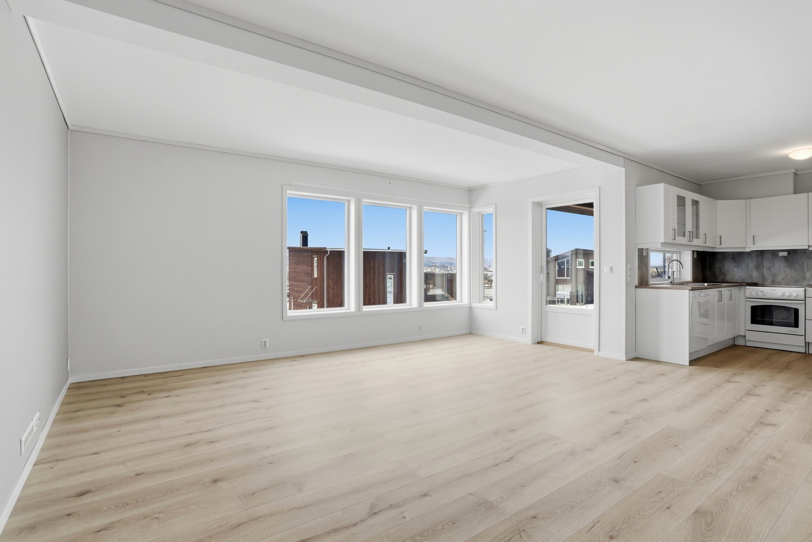 Arbeidsvennlig kjøkken utstyrt med oppvaskmaskin og frittstående komfyr Galleribilde