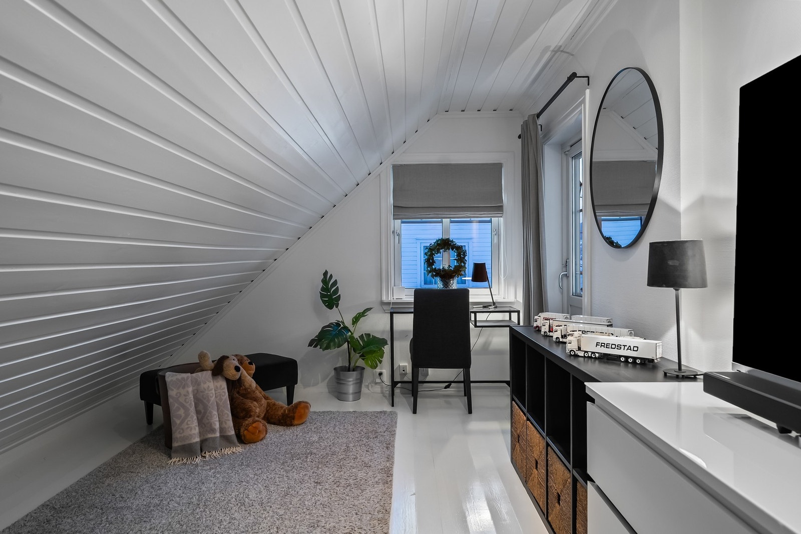 Soverom 4. Dette rommet har utgang til en koselig overbygget veranda. Galleribilde