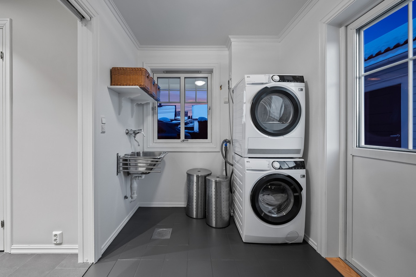 Vaskerom med utgang til høyre i bildet. Galleribilde