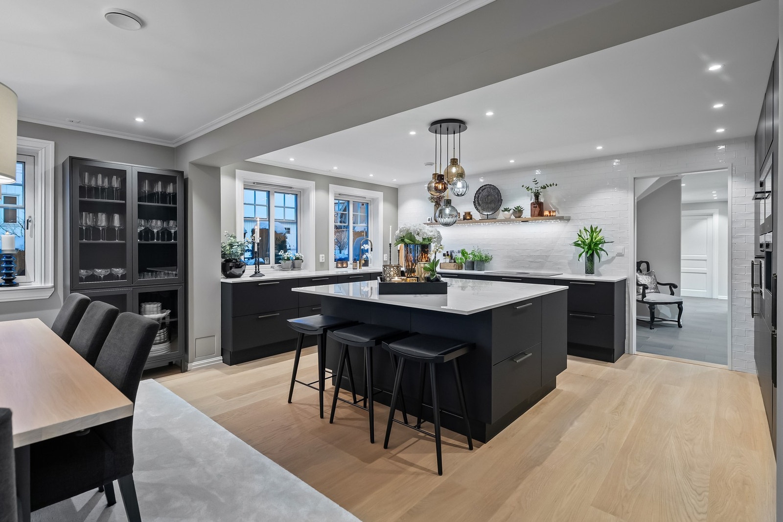 Den romslige kjøkkenøya i tilsvarende utførelse fungerer som et naturlig samlingspunkt og gir svært gode arbeidsforhold. Galleribilde