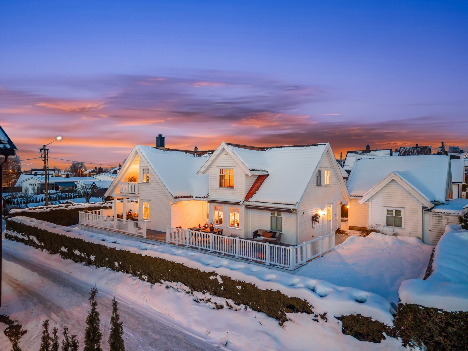 Fra stuen er det direkte utgang til en generøs terrasse på ca. 78 kvm. Terrassen ble oppgradert i 2024 med nye heller og gjerde, og fremstår som en privat og solrik uteplass med god plass til flere soner for bespisning og lounge. Galleribilde