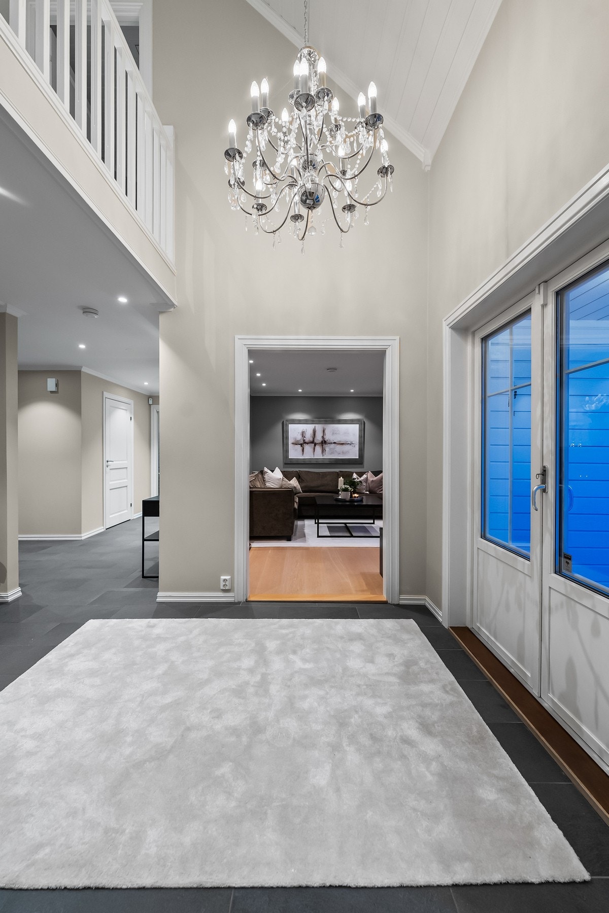 Entré. Et parti er åpent her mellom 1 og 2 etg. Til høyre er det tofløyet dør til terrasse på ca. 78 kvm. Galleribilde