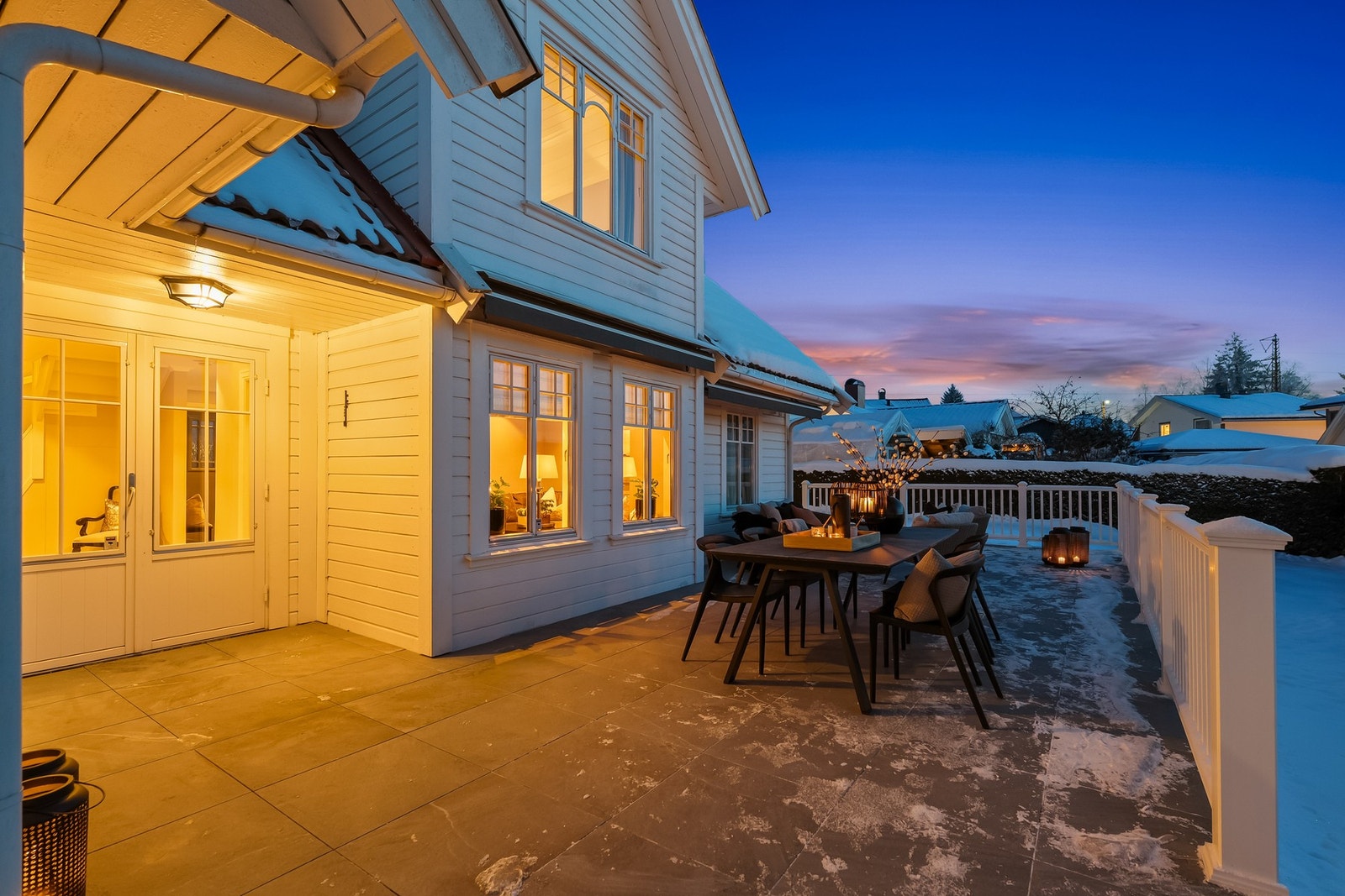 Fremstår som en privat og solrik uteplass med god plass til flere soner for bespisning og lounge. Galleribilde