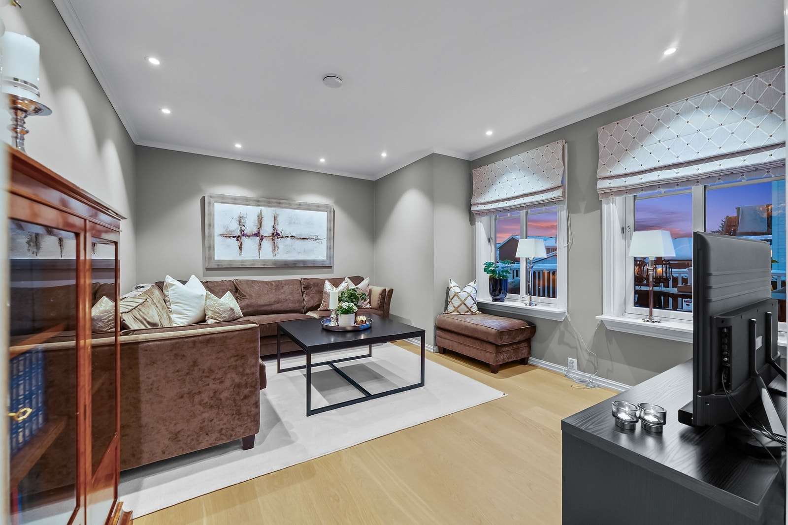 Boligen har to stuer med en naturlig og harmonisk inndeling. Galleribilde