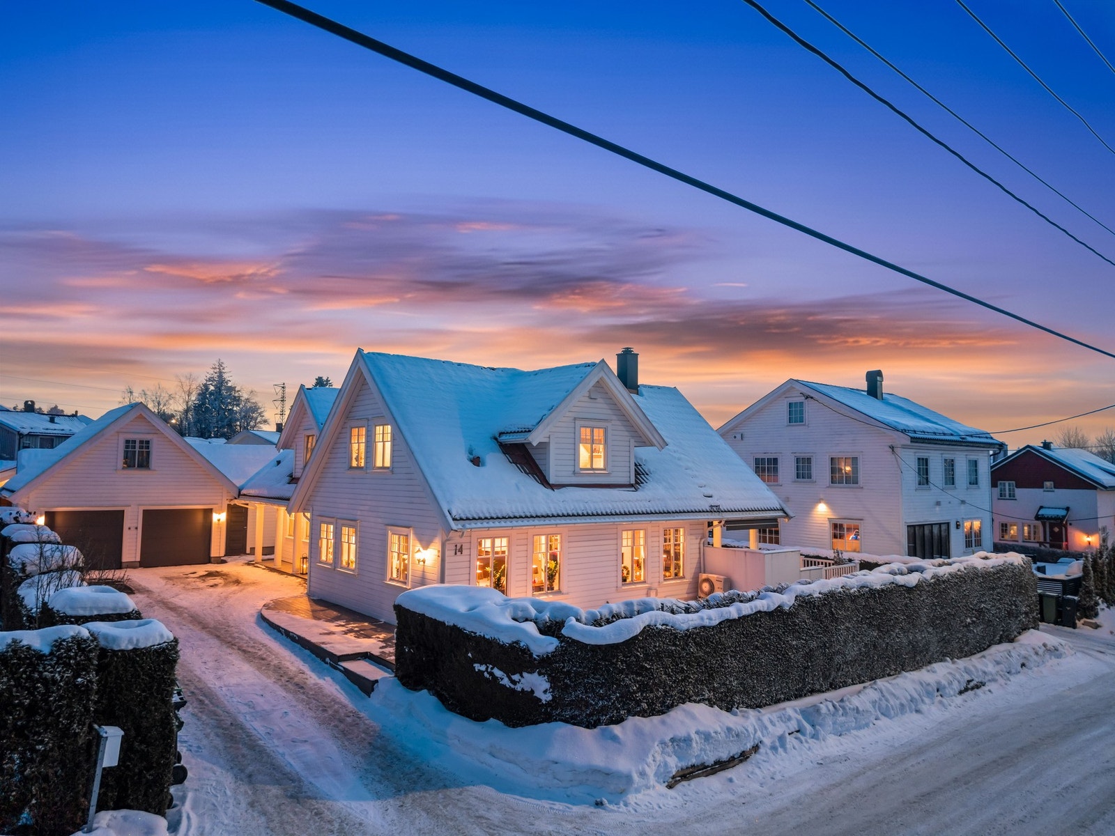 Oppgardert og meget innbydende. Påkostet kjøkken fra 2021. Dobbelgarasje, gårdsplass og solrike uteplasser. Galleribilde