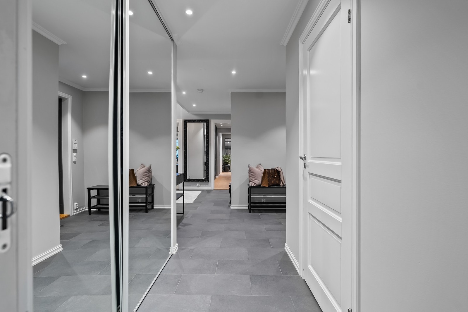 Entré. Stor skyvedørsgarderobe. Toalett til høyre. Galleribilde