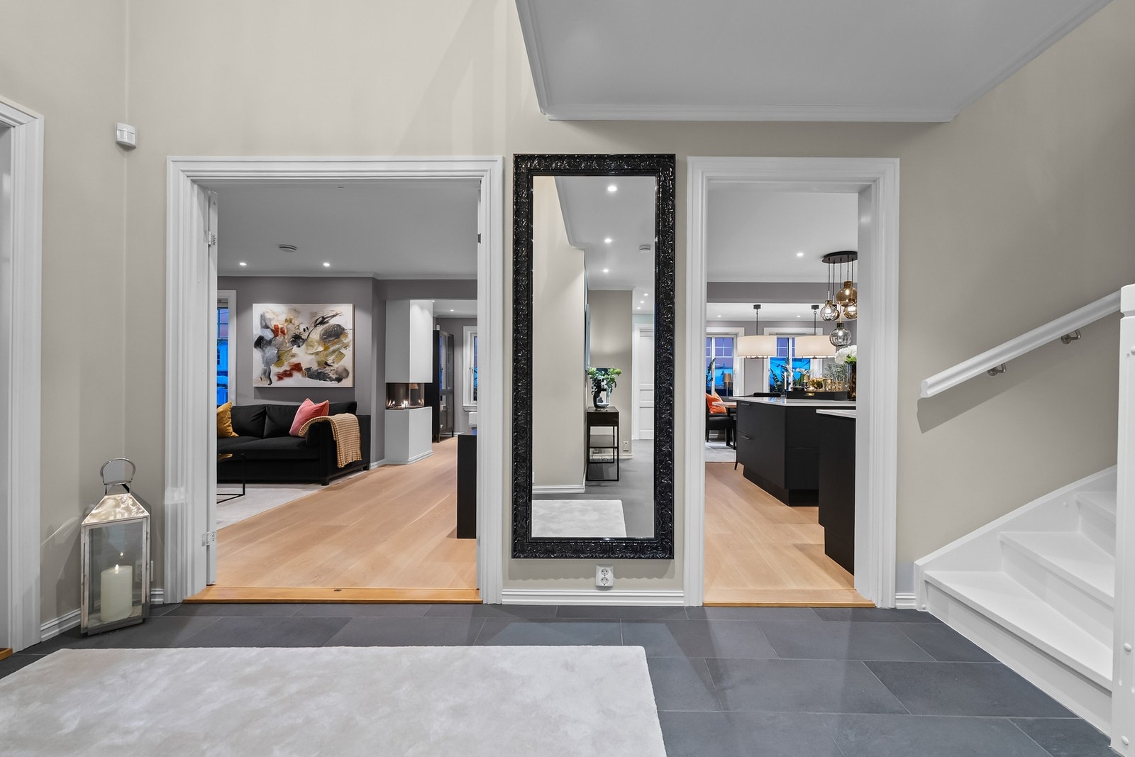 Bilde fra Entré. Stue til venstre, kjøkken til høyre. Galleribilde