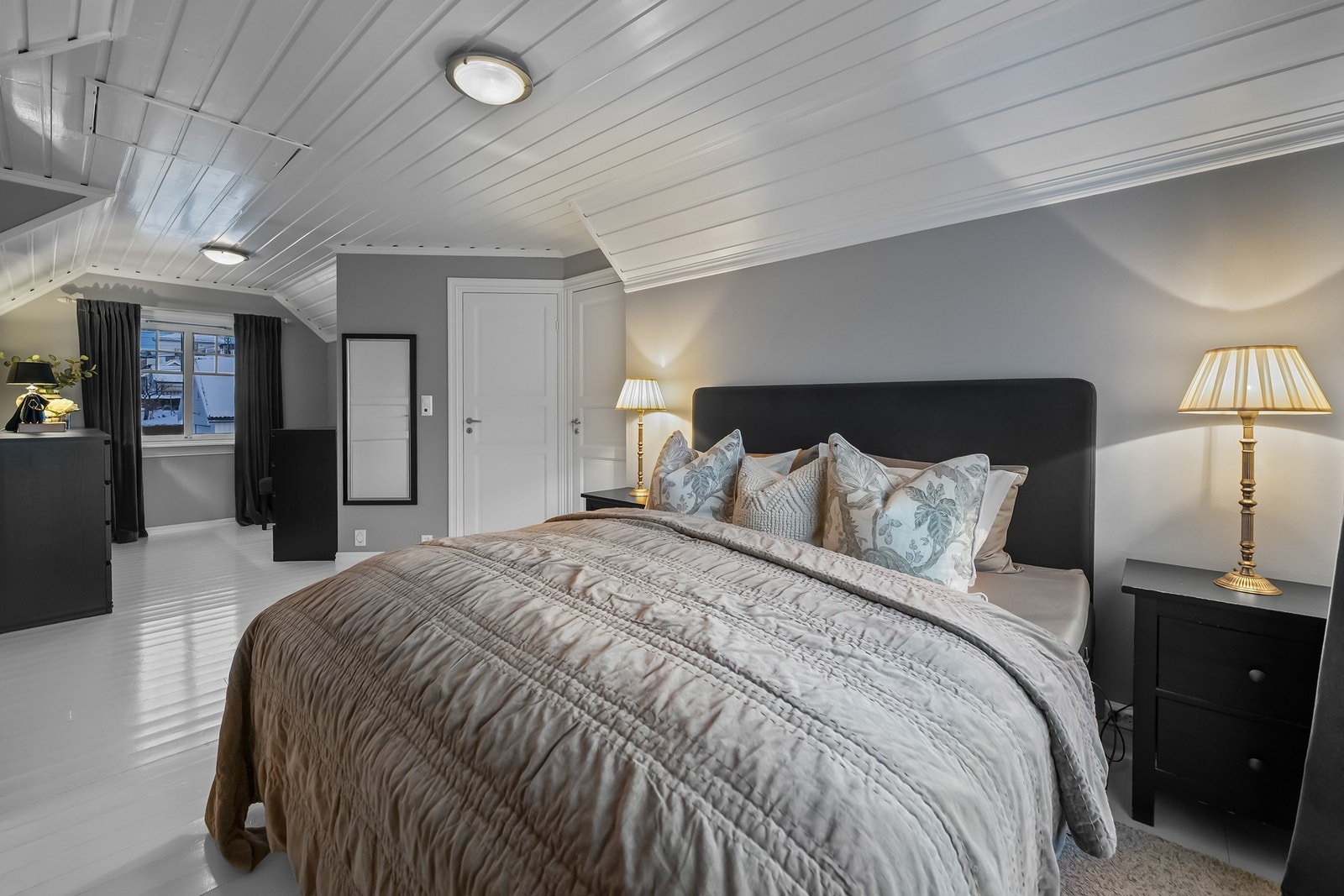 Soverom 1. Hovedsoverommet fremstår som en egen suite med tilknytning til både bad og omkledningsrom Galleribilde