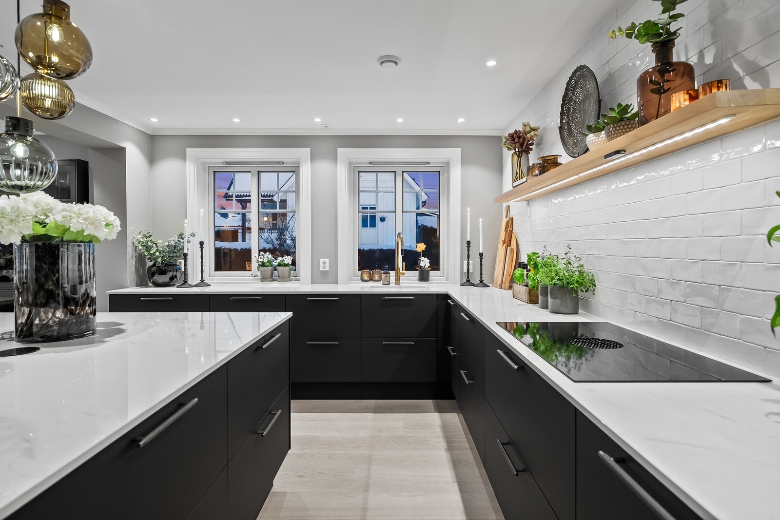 Benkeplater i dekton med underlimt kum gir et solid og påkostet preg, samtidig som det er både funksjonelt og estetisk tiltalende. Galleribilde