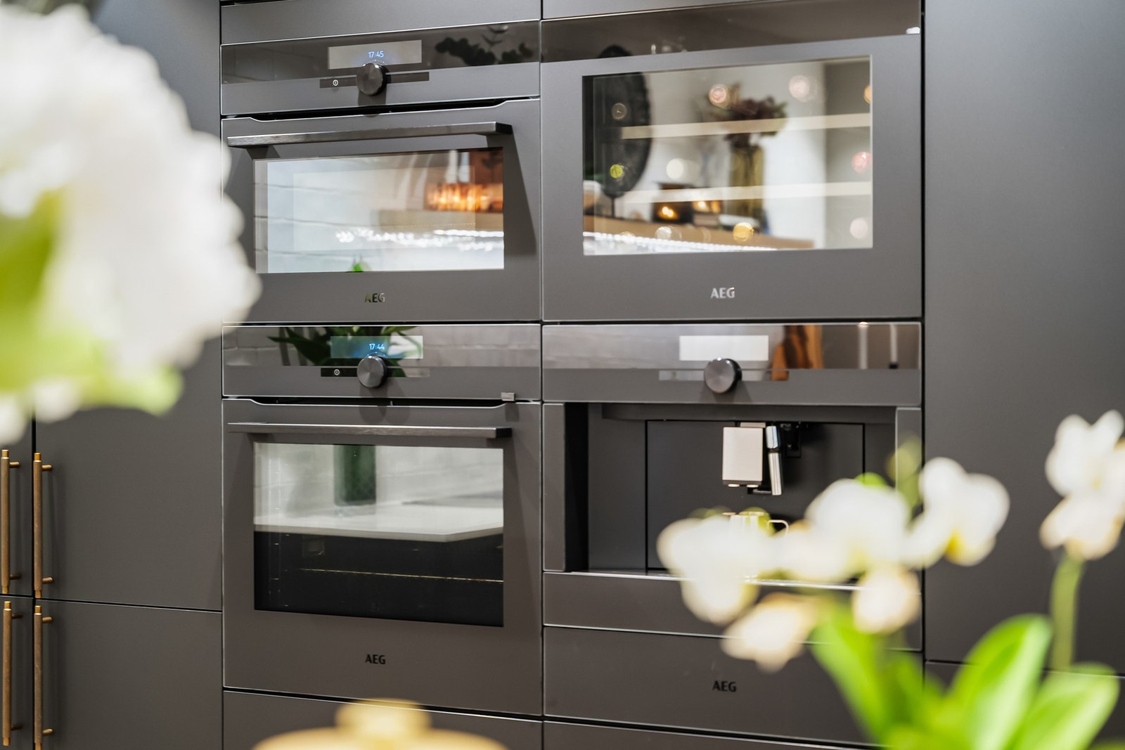 Integrerte hvitevarer består av induksjonstopp, stekeovn, oppvaskmaskin, vinskap, varmeskuff, kaffemaskin samt kjøl og frys, elegant innfelt i innredningen. Galleribilde