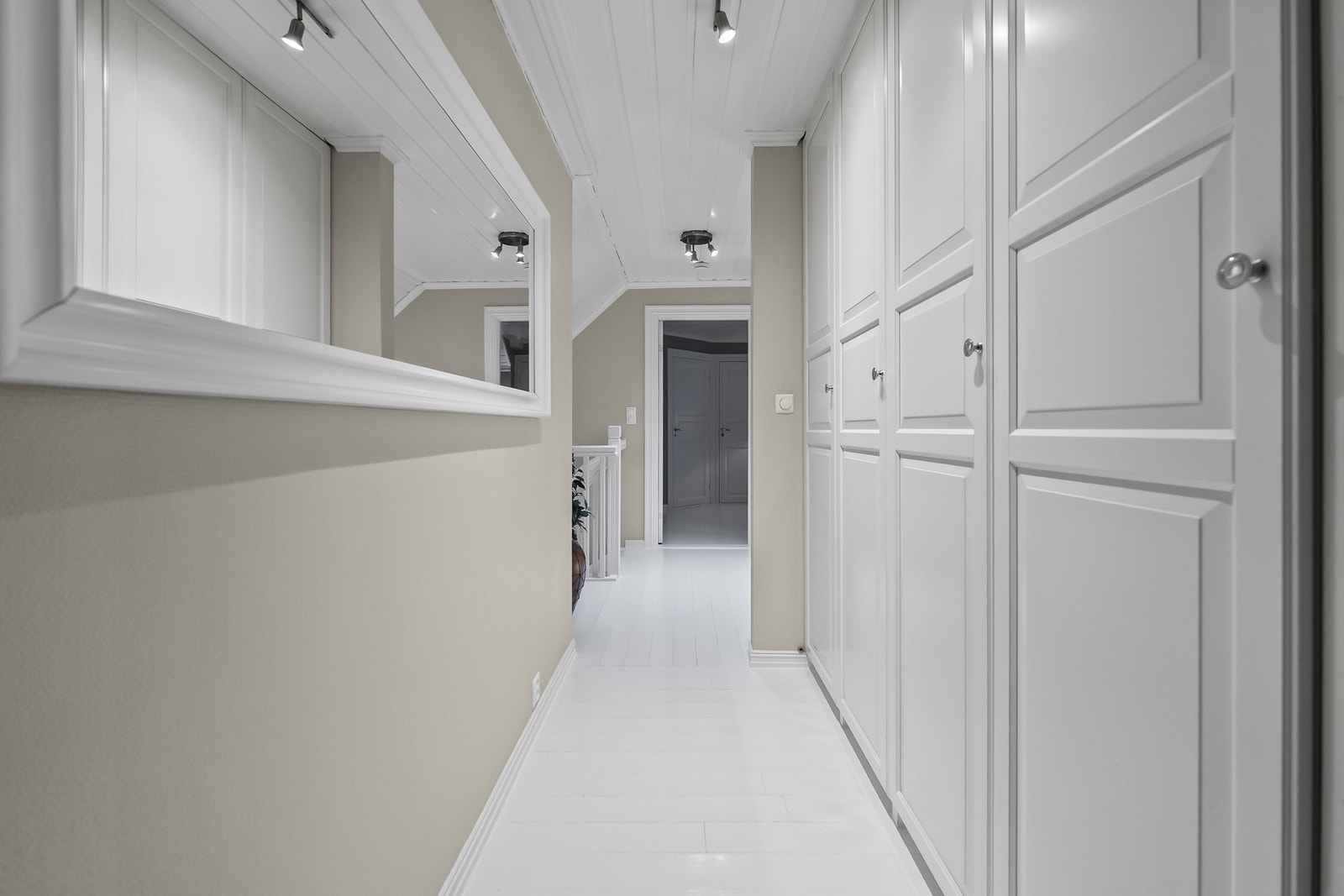 Garderobe i gang 2.etg. Galleribilde