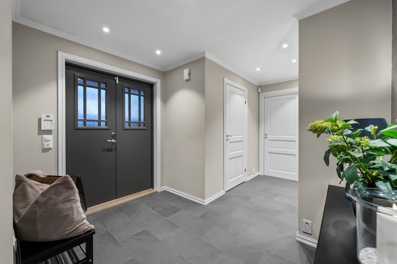 Den tofløyede ytterdøren gir et elegant førsteinntrykk og slipper inn naturlig lys. Galleribilde