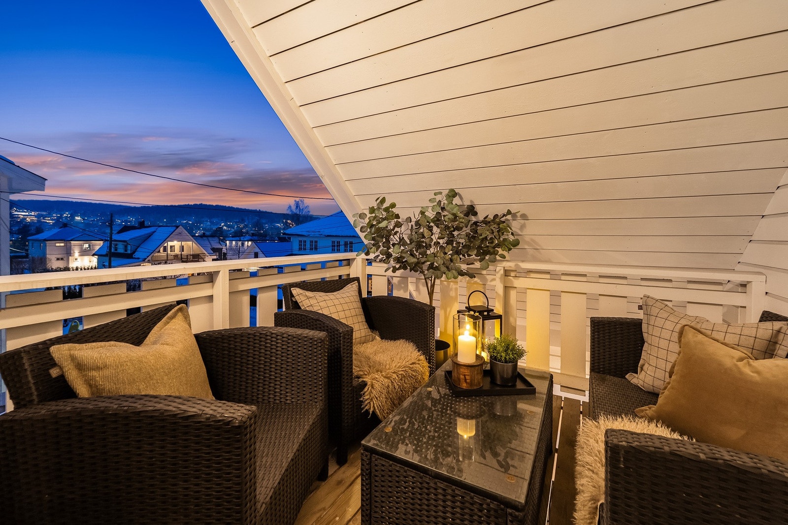 Et av soverommene i 2.etg. har utgang til en koselig veranda. Galleribilde