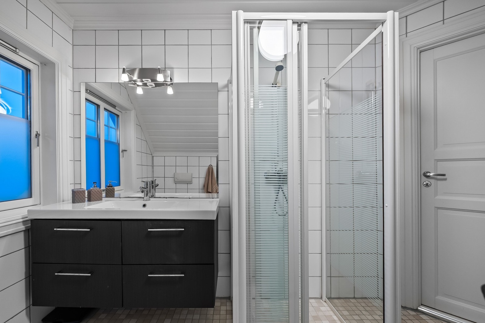 Det andre badet er innredet med vegghengt toalett og dusj med glassvegger. Galleribilde