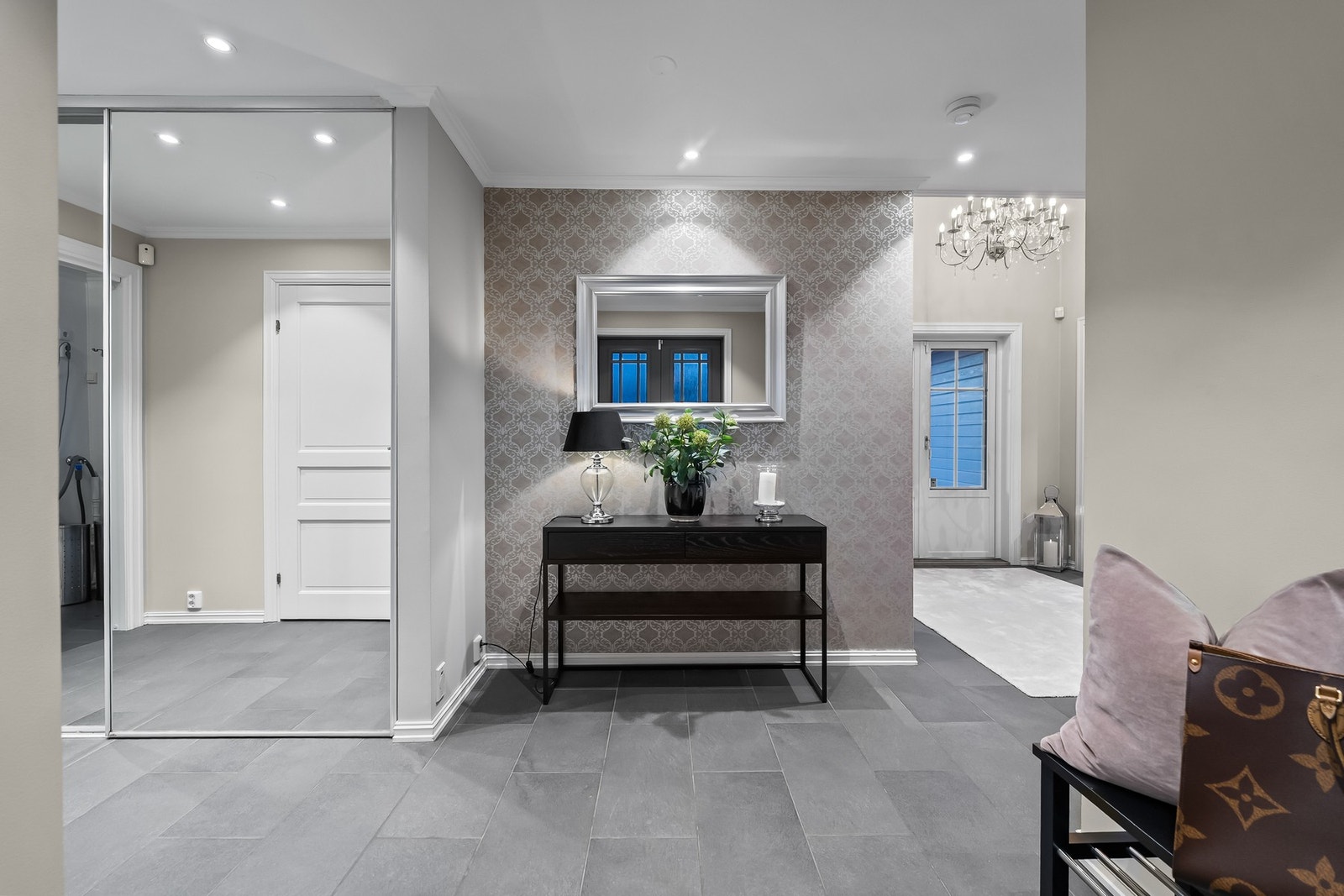 Boligen ønsker velkommen med en romslig og representativ entré som setter standarden for resten av hjemmet. Galleribilde