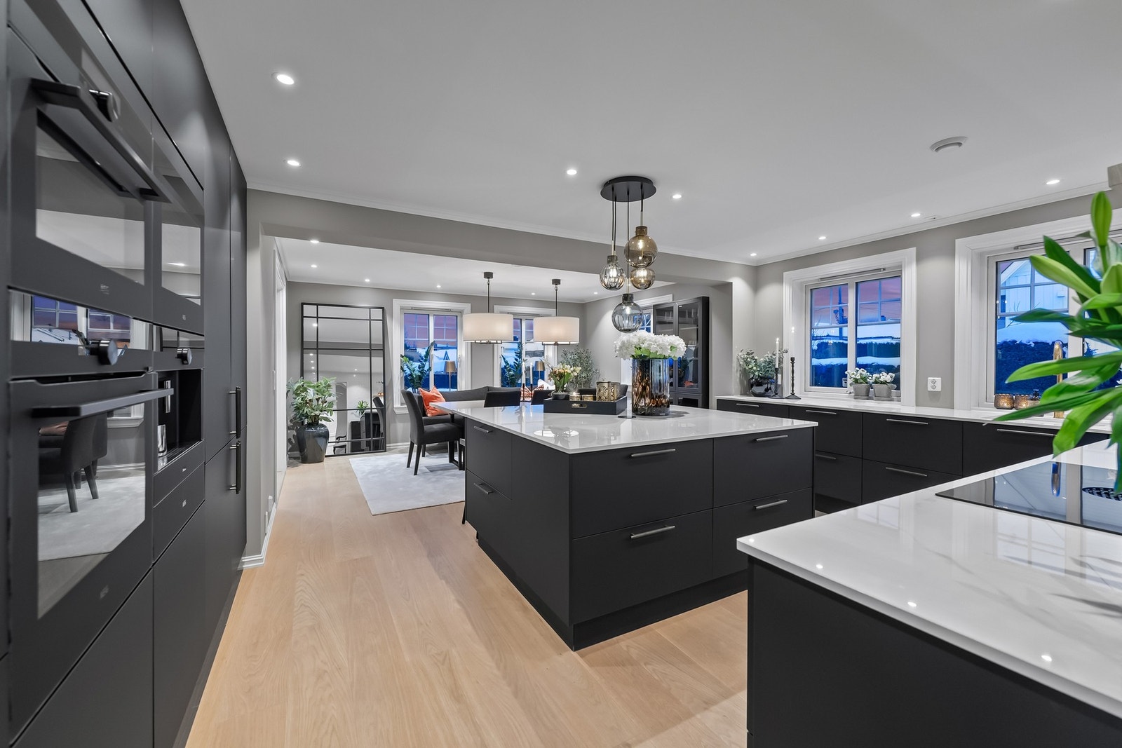 Kjøkkenet er et tydelig kvalitetsrom i boligen. I 2021 ble det installert en eksklusiv kjøkkeninnredning fra Aubo med rene linjer og glatte fronter i et moderne og tidløst design. Galleribilde