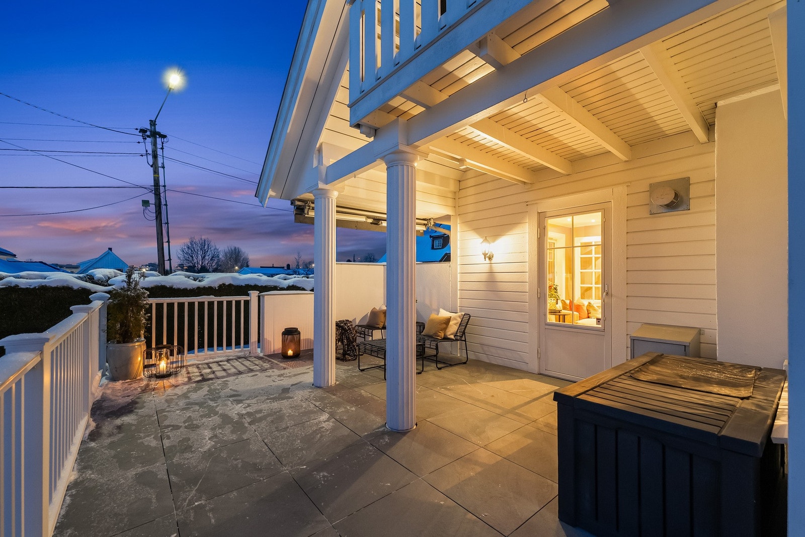 Deler av terrassen er delvis overbygget. Galleribilde