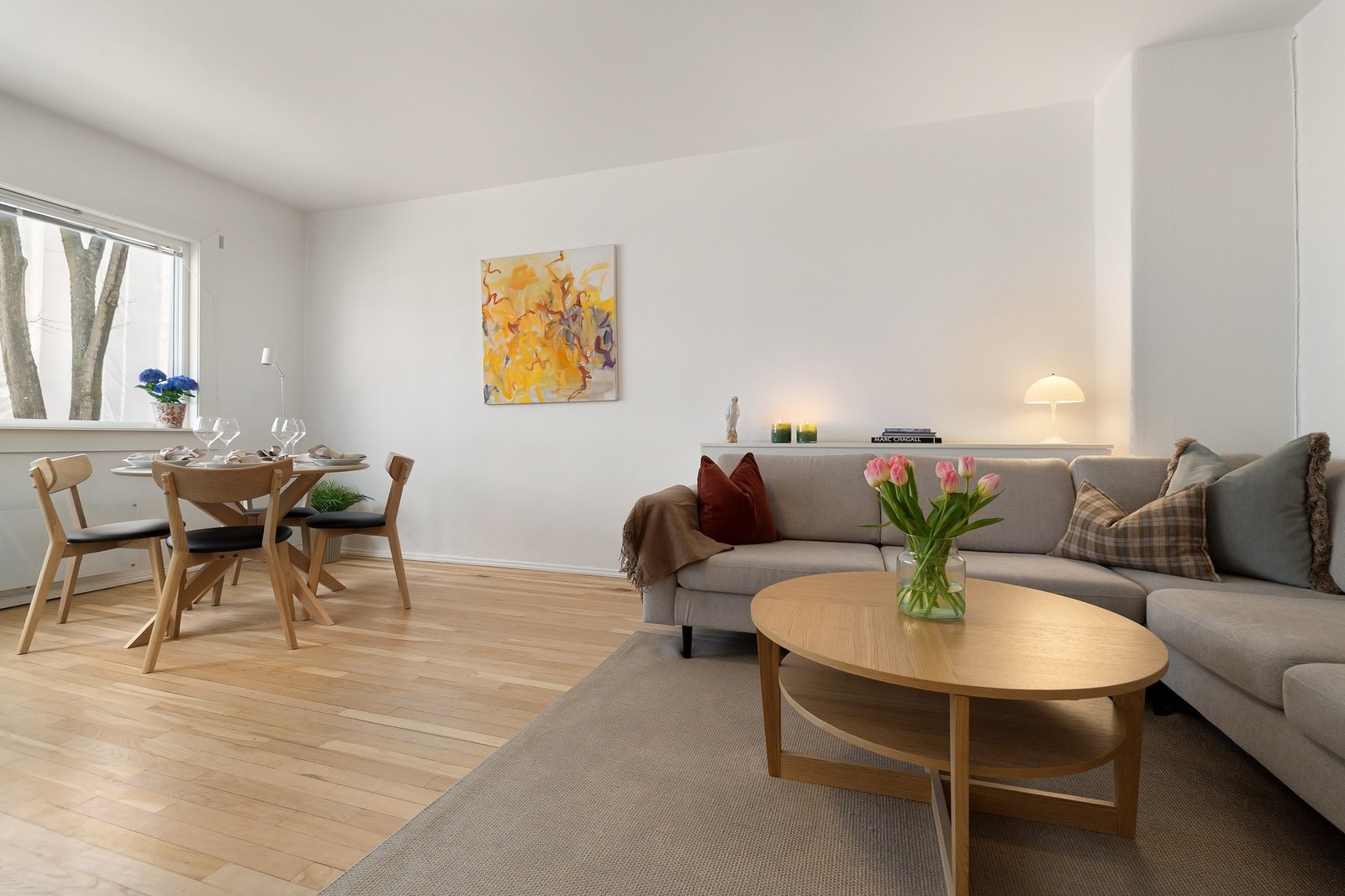 Stuen har en hyggelig og lun atmosfære, med god plass til både spisebordet og romslig sofagruppe. Galleribilde