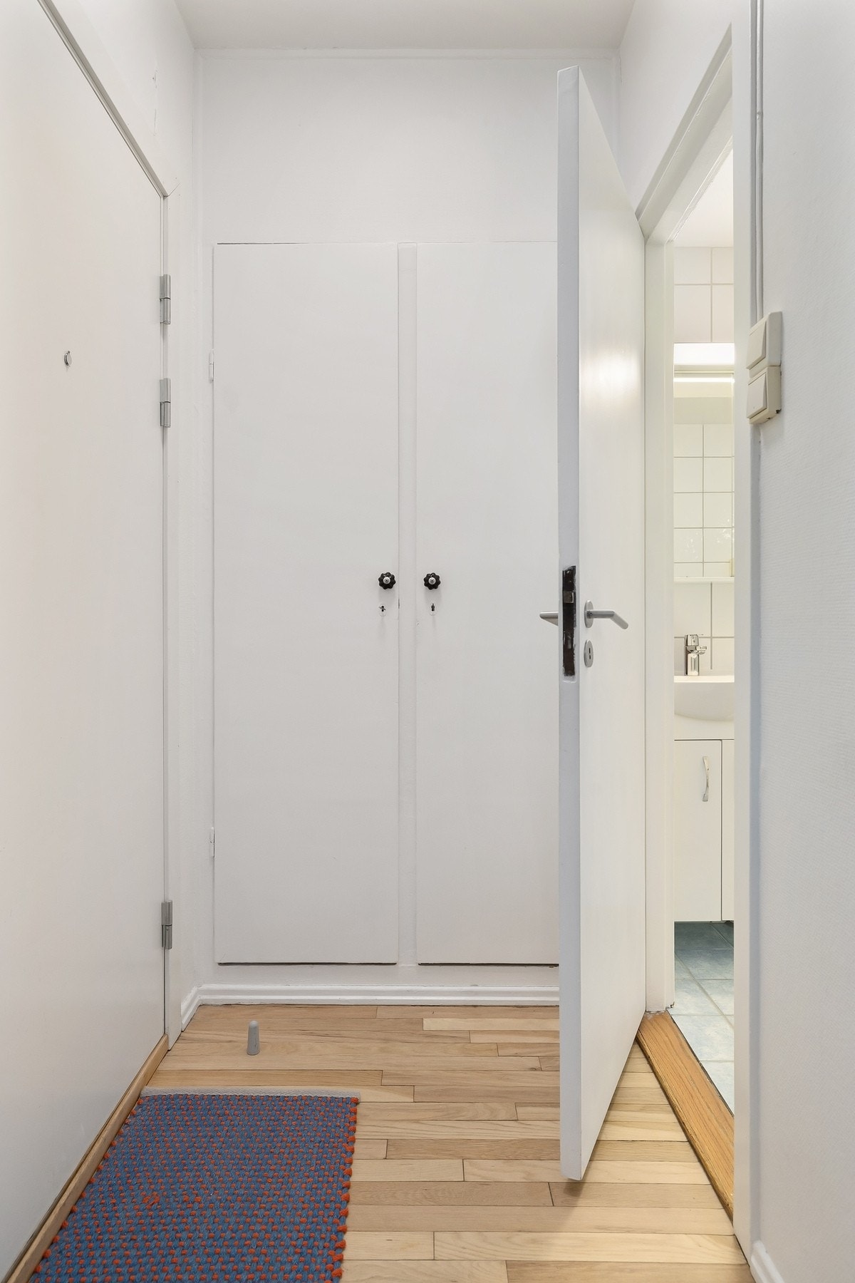Garderobe løsning i entré/gang, for god oppbevaring. Galleribilde
