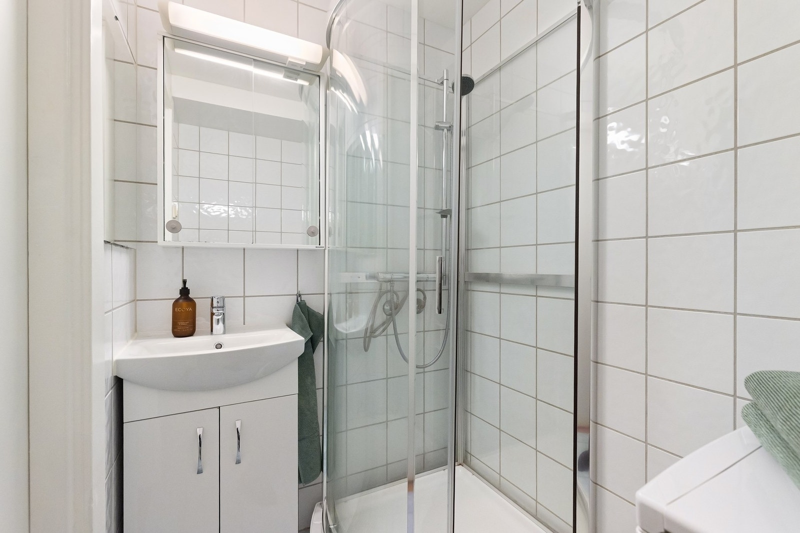 Baderommet har nyere innredning, men det bør påregnes noe vedlikehold for å tilfredsstille dagens tekniske krav. Opplegg for vaskemaskin på badet. Galleribilde