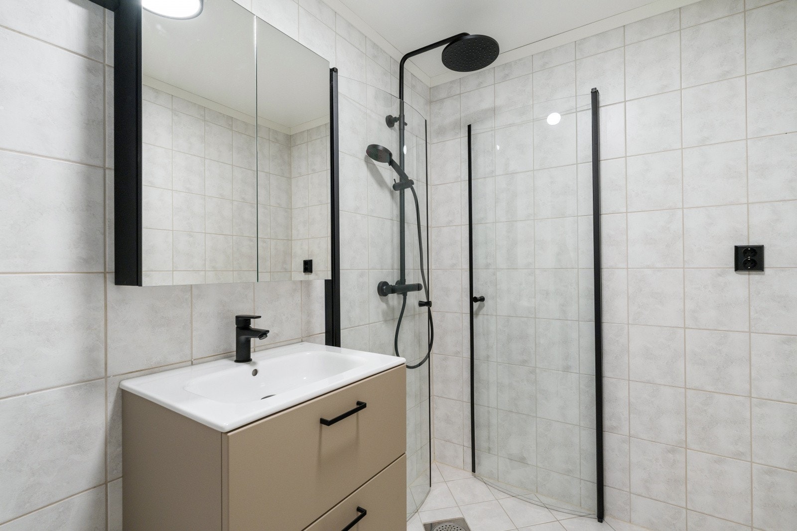 Badet er utstyrt med varmekabler i gulv, vegghengt toalett, servant og dusjhjørne med waterfall mulighet. Galleribilde