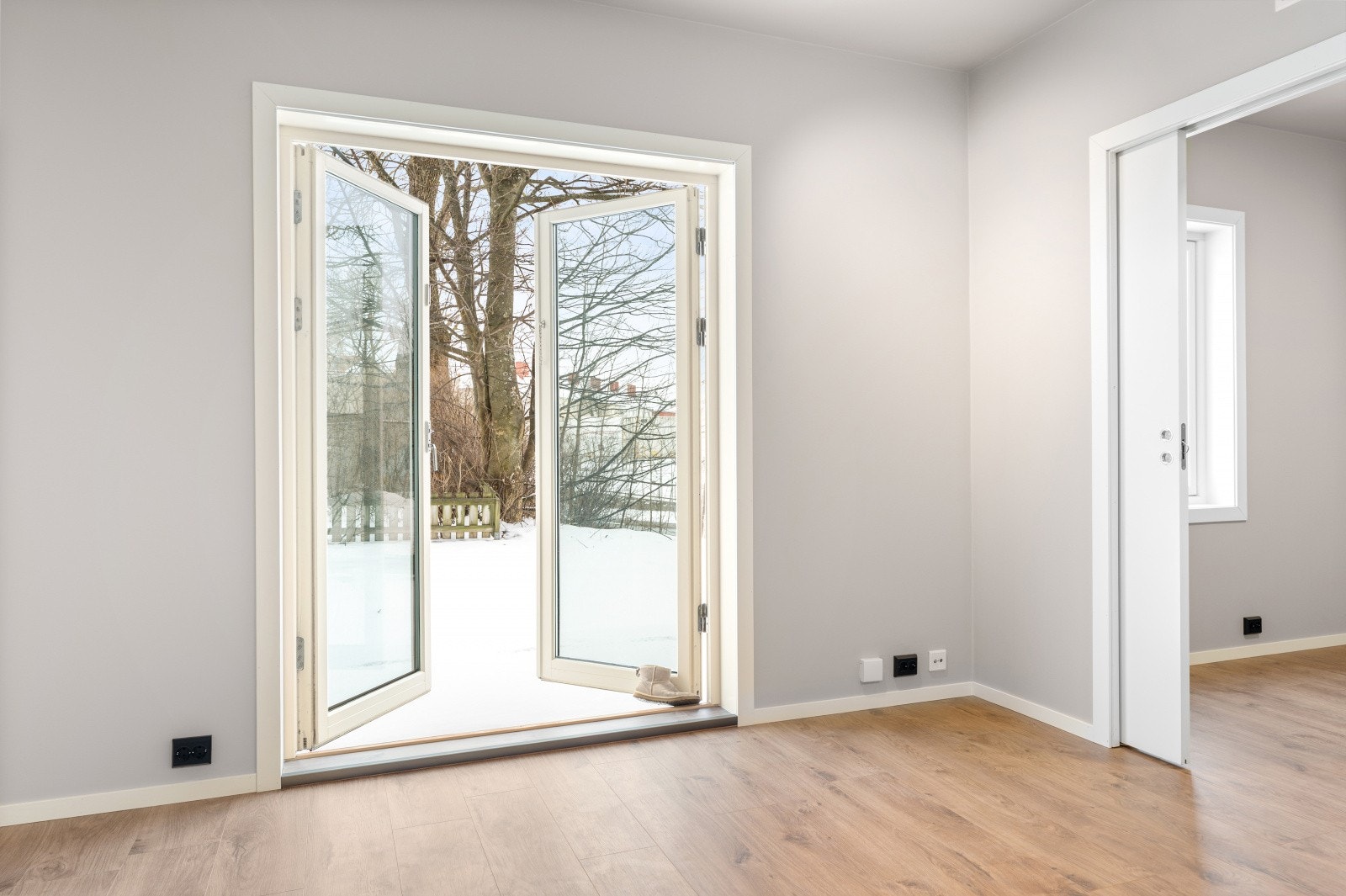 Fra stuen er det en tofløyet terrassedør ut til en terrasse på 6 kvm. Galleribilde