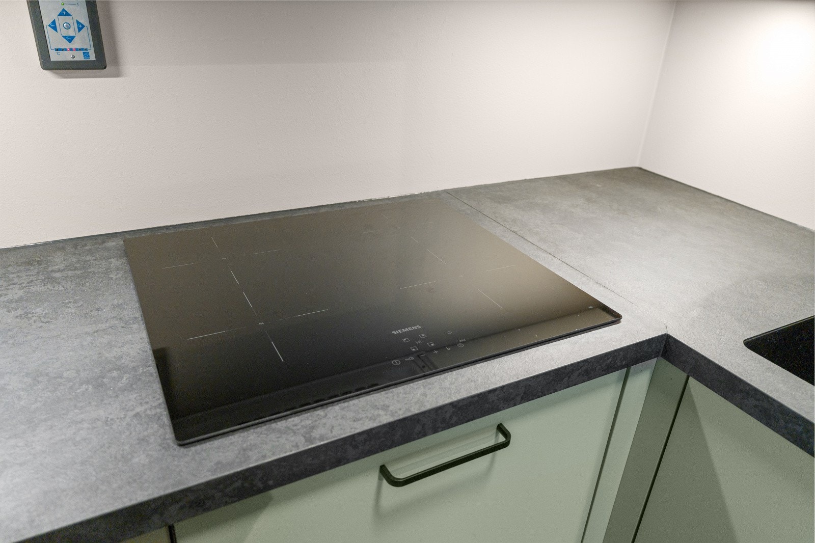 Kjøkkenet er utstyrt med integrerte hvitevarer som inkluderer platetopp, oppvaskmaskin, kjøleskap og stekeovn. Galleribilde