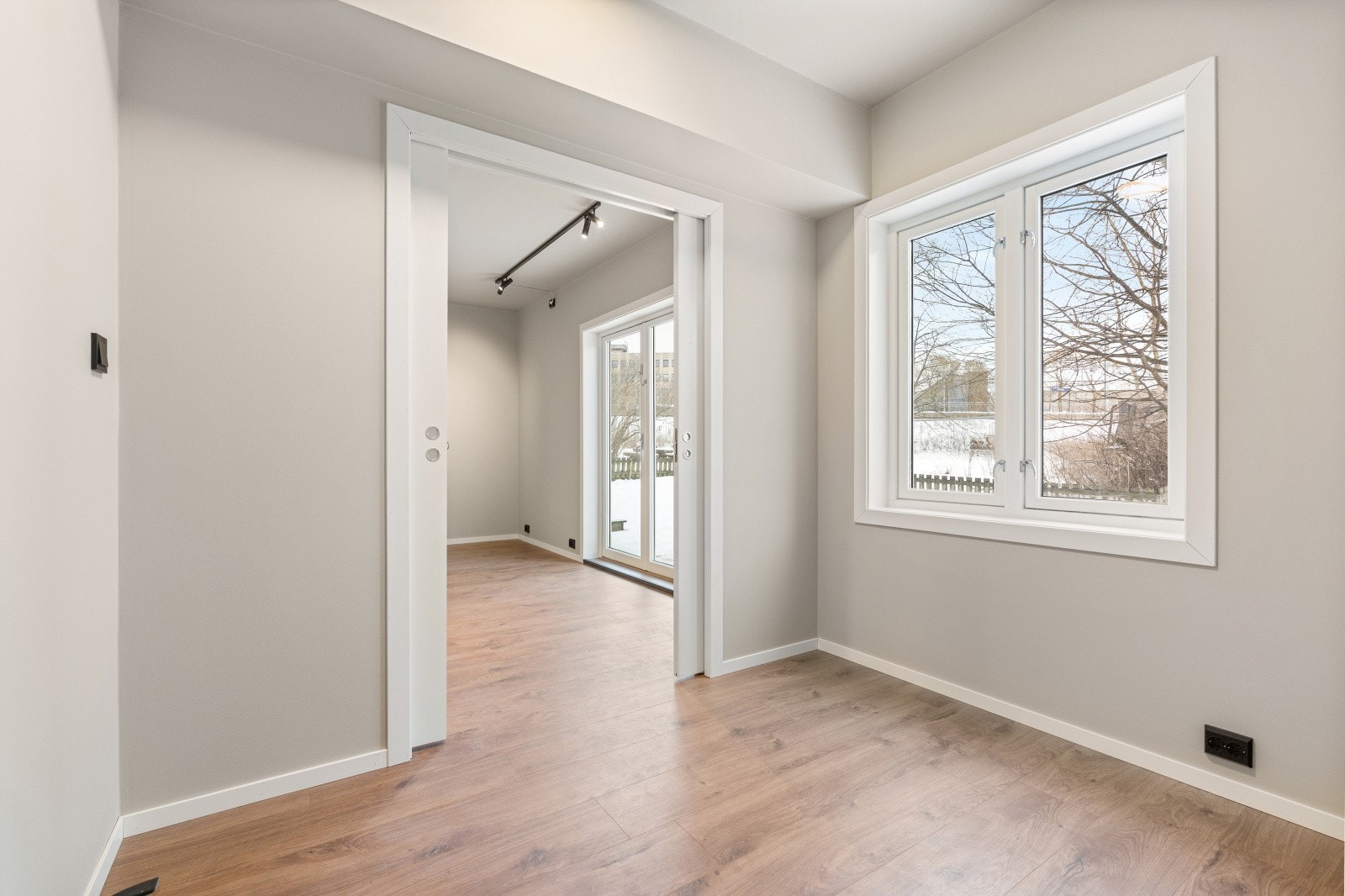 Store vindusflater på soverommet gir god utsikt og godt med lysinnslipp. Galleribilde