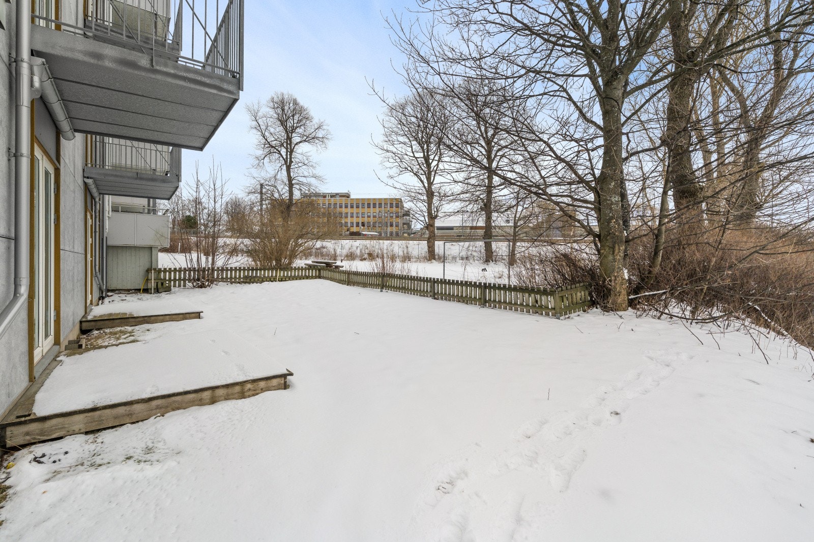 Det er felles plenareal som kan benyttes av beboerne i borettslaget. Galleribilde