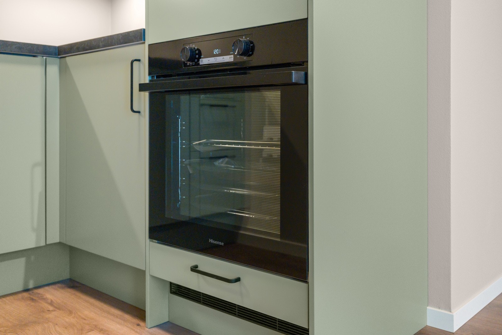 Det er moderne material- og fargevalg på frontene/overflatene på kjøkkenet. Galleribilde