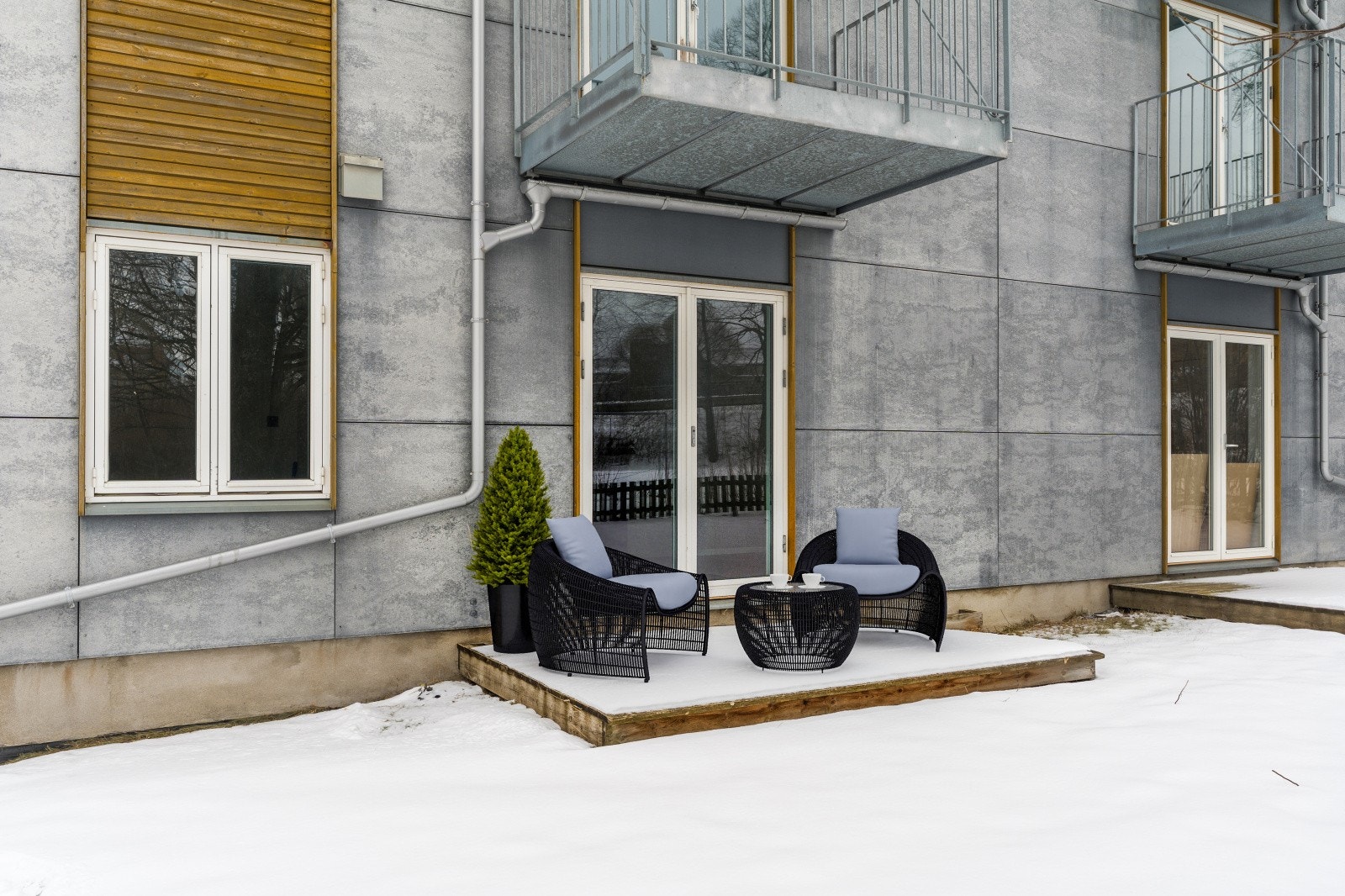 Terrassen er sørvest vendt og har ettermiddag/kveldssol. Galleribilde