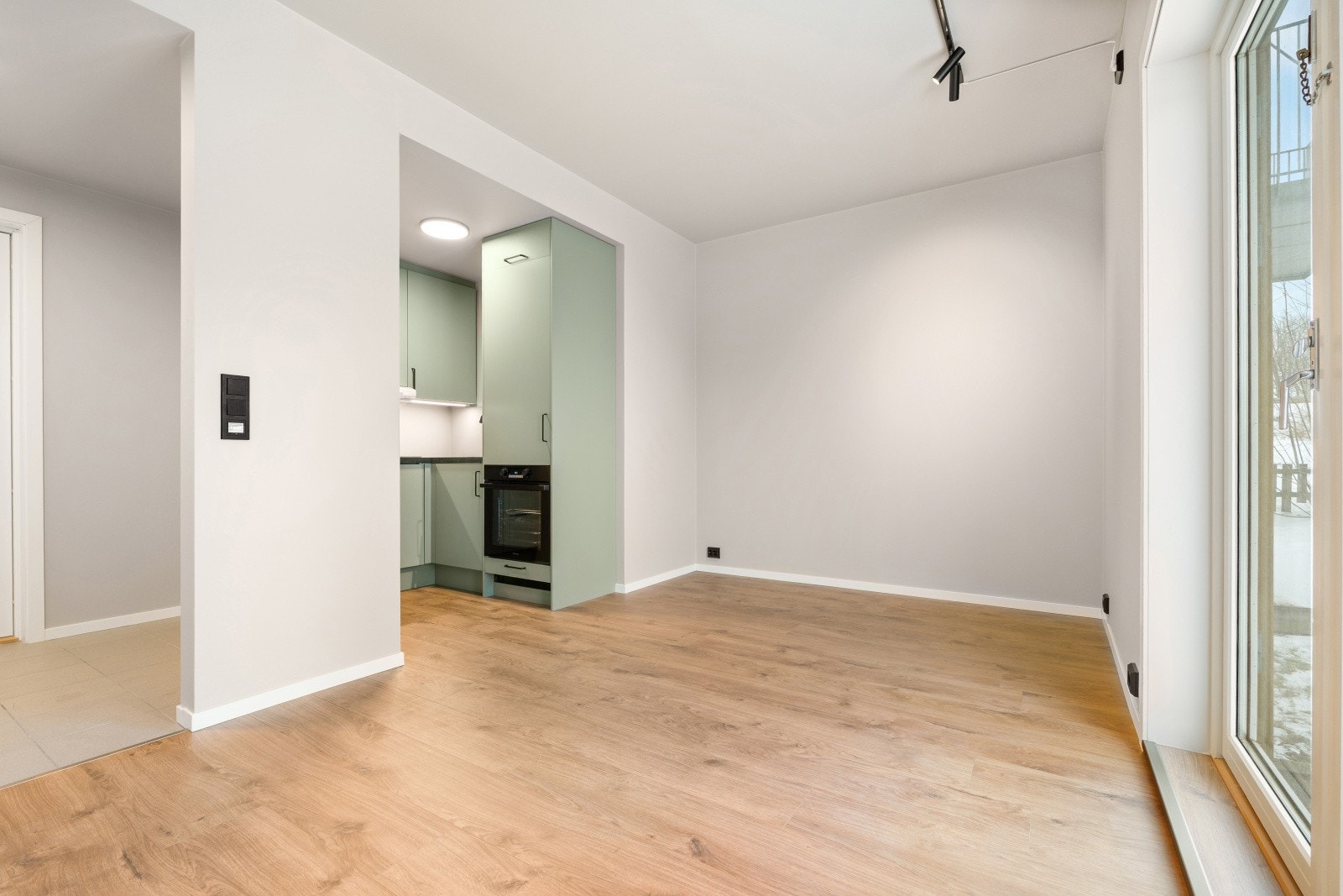 Leiligheten ble vesentlig renovert i 2025/2026 og holder en gjennomgående god standard. Galleribilde