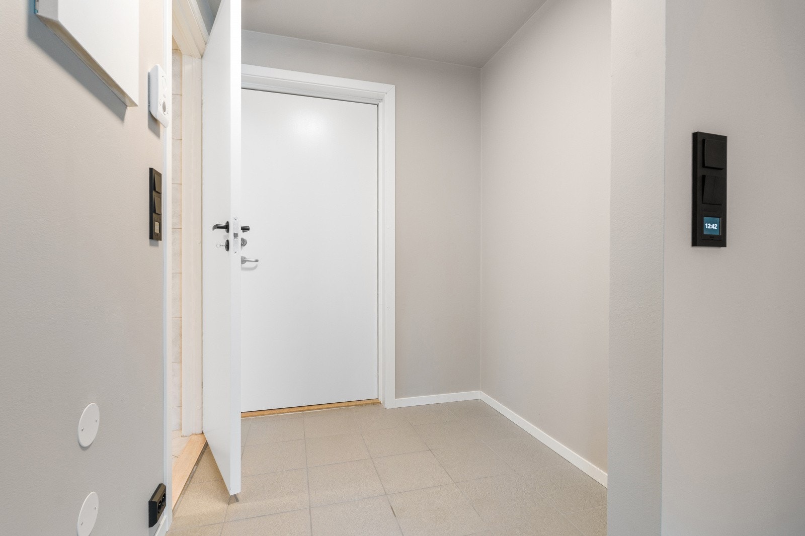 Entreen er lys og innbydende, samtidig som den har god plass til skohyller og garderobeløsninger. Galleribilde