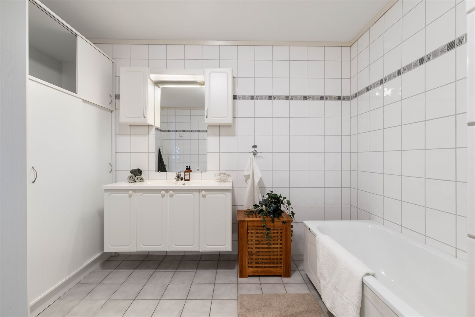 Dette baderommet inneholder toalett, innredning med servant, dusj/vegger, badekar og opplegg for vaskemaskin. Galleribilde