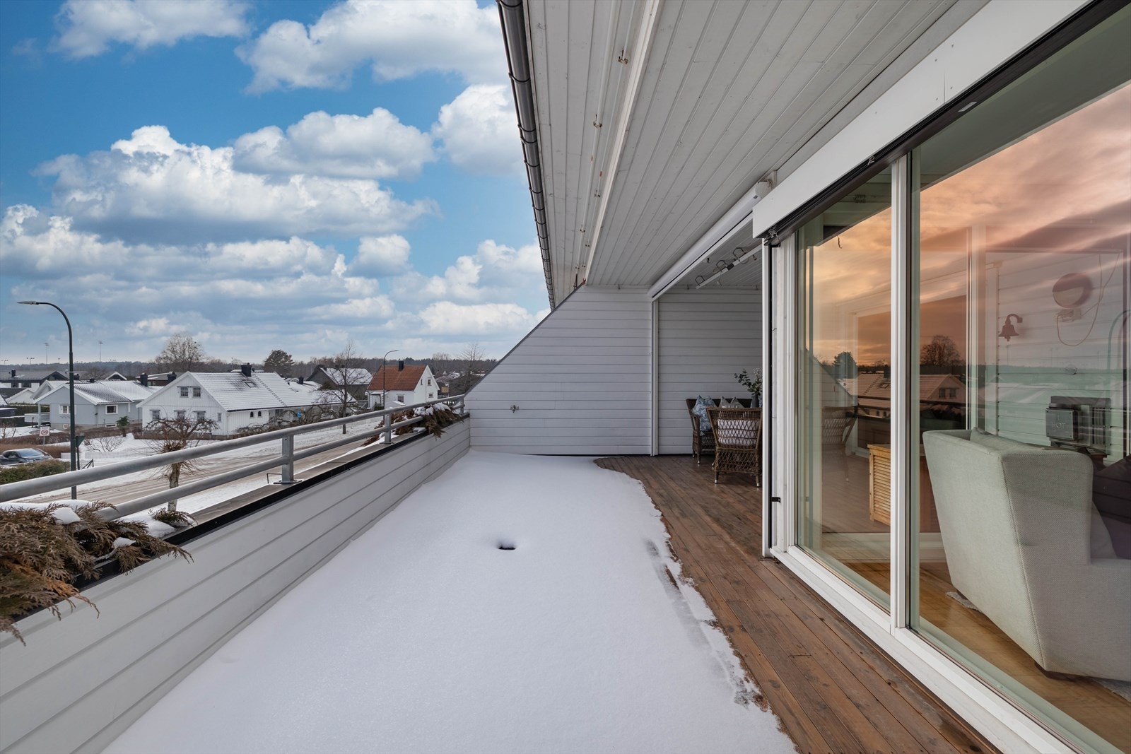 Fra oppholdssonen er det utgang til en sørvendt, solrik og lun terrasse med nydelige utsiktsforhold. Galleribilde