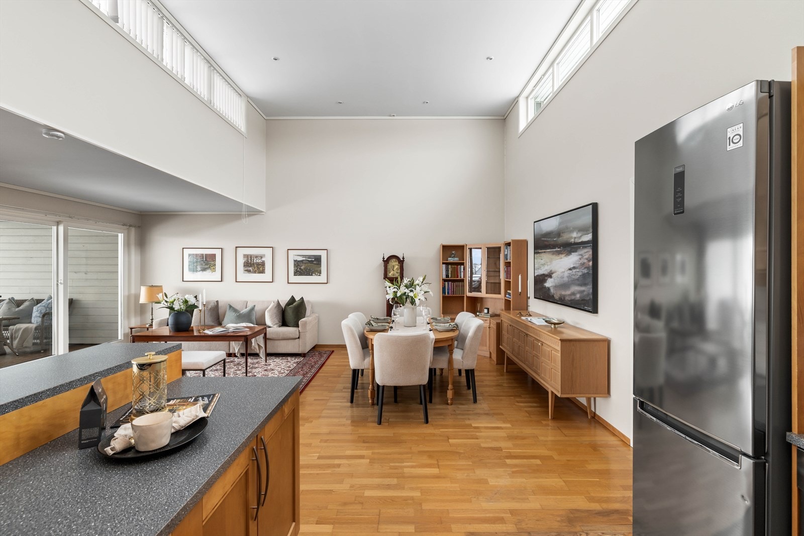 Integrert i innredningen er det både platetopp, stekeovn og kjøleskap. I tillegg har kjøkkenet opplegg for oppvaskmaskin og ventilator over kokesonen. Galleribilde