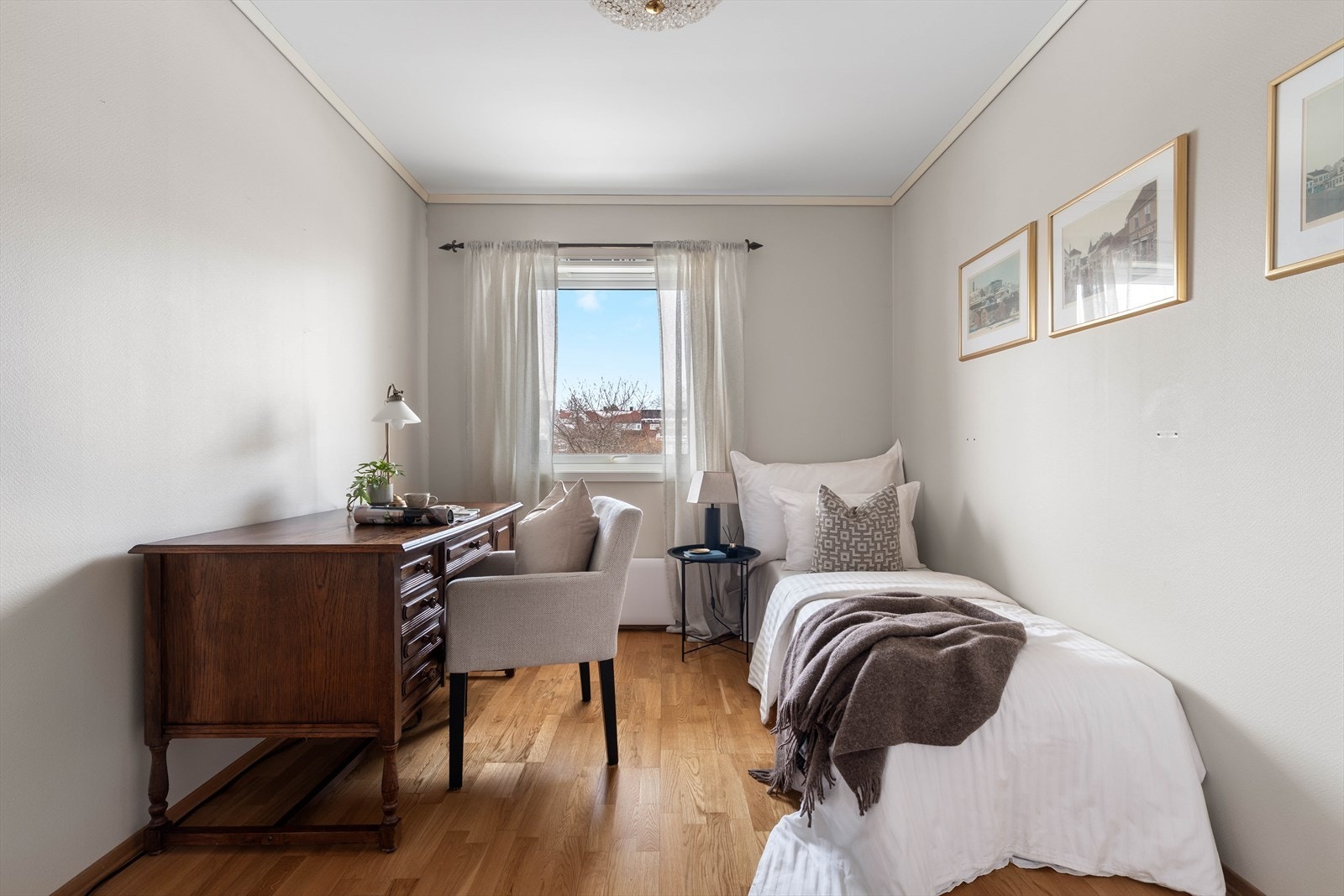 Det minste soverommet har lyse overflater, plass til seng og kontorløsning. Galleribilde