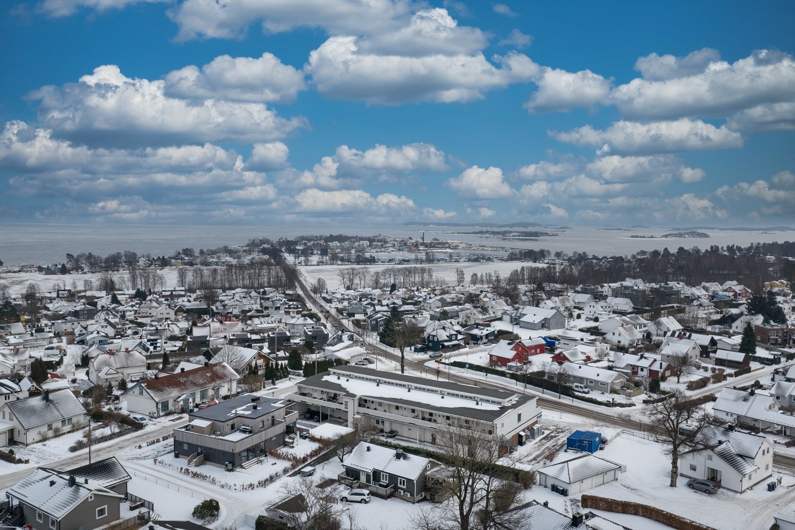 Her kan du flytte inn i trivelige Løveid som består av totalt 10 seksjoner: 6 boligseksjoner og 4 næringsseksjoner. Galleribilde