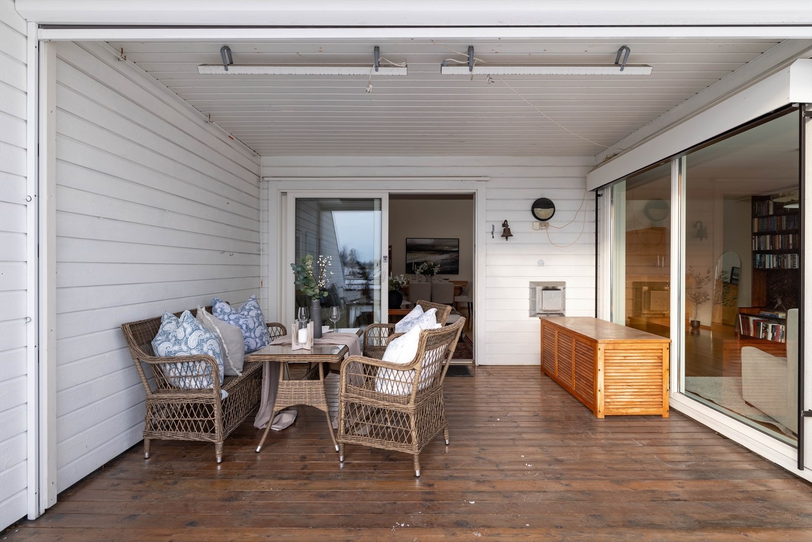 Deler av terrassen er også takoverbygget som gir en skjermet og hyggelig sone med god plass til ønskelig utemøblement. Galleribilde