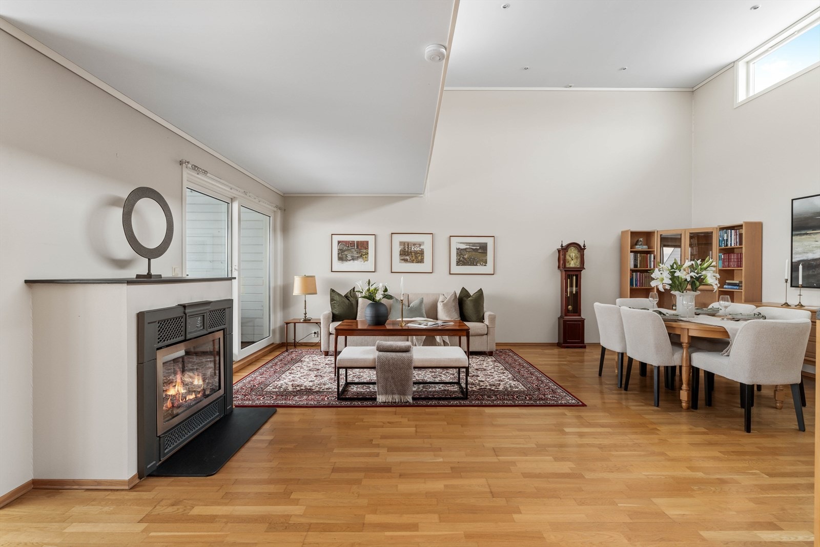 Stuen og kjøkkenet ligger i en åpen, lys og meget romslig løsning, hvor deler av rommet byr på takhøyde av det sjeldne slaget. Galleribilde