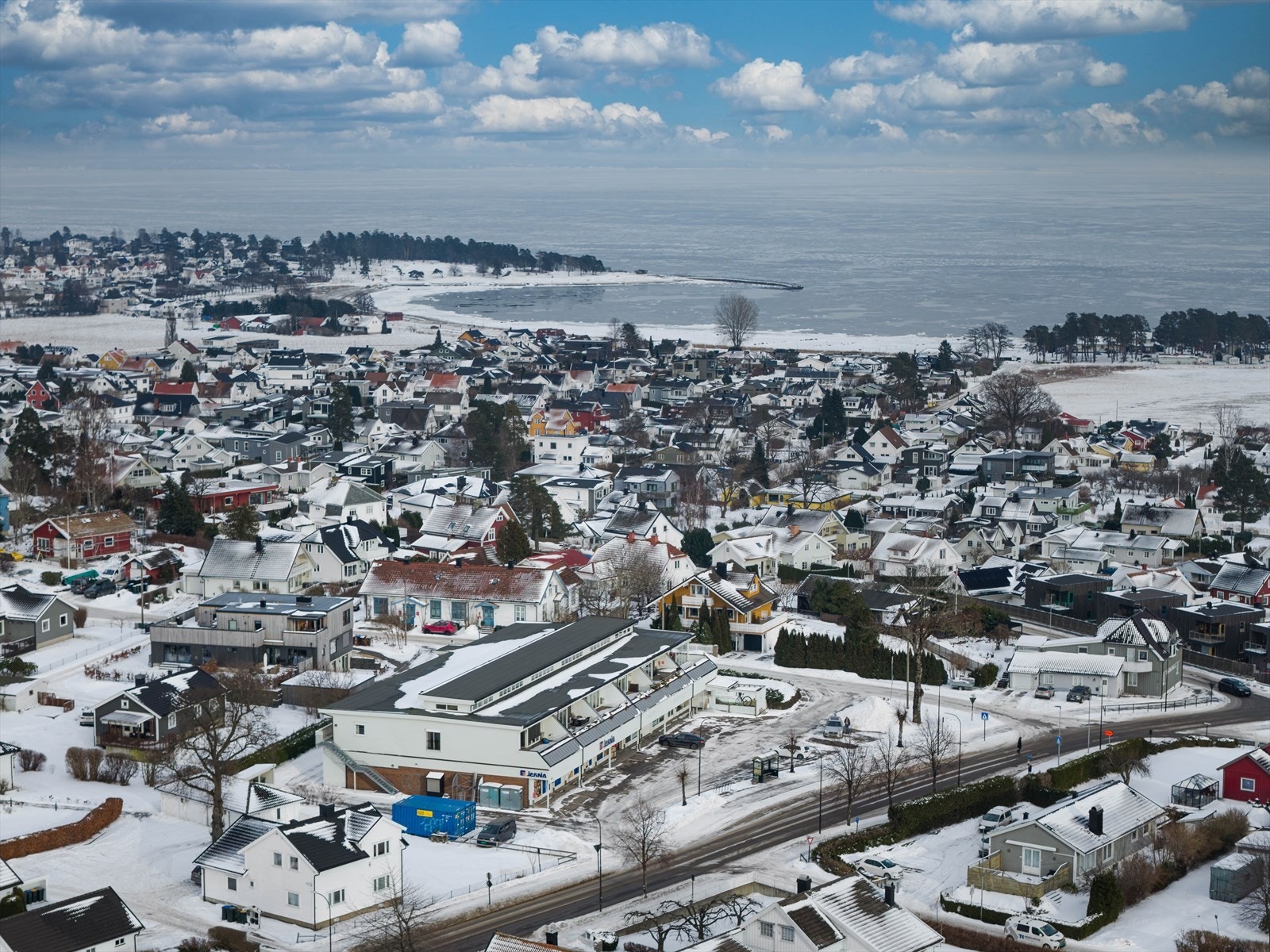 Leiligheten ligger ca. 10 minutter med bil fra Tønsberg sentrum, og har gangavstand til barneskoler, ungdomsskoler og barnehager. Galleribilde