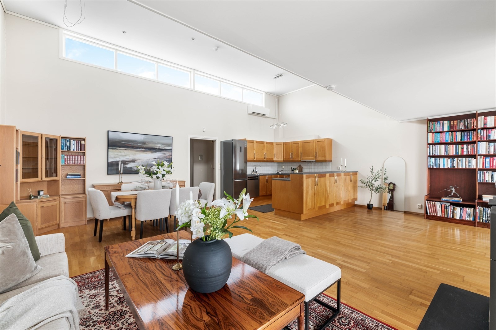 Leilighetens overflater er lyse og tidløse, og det er et fint parkettgulv. Galleribilde