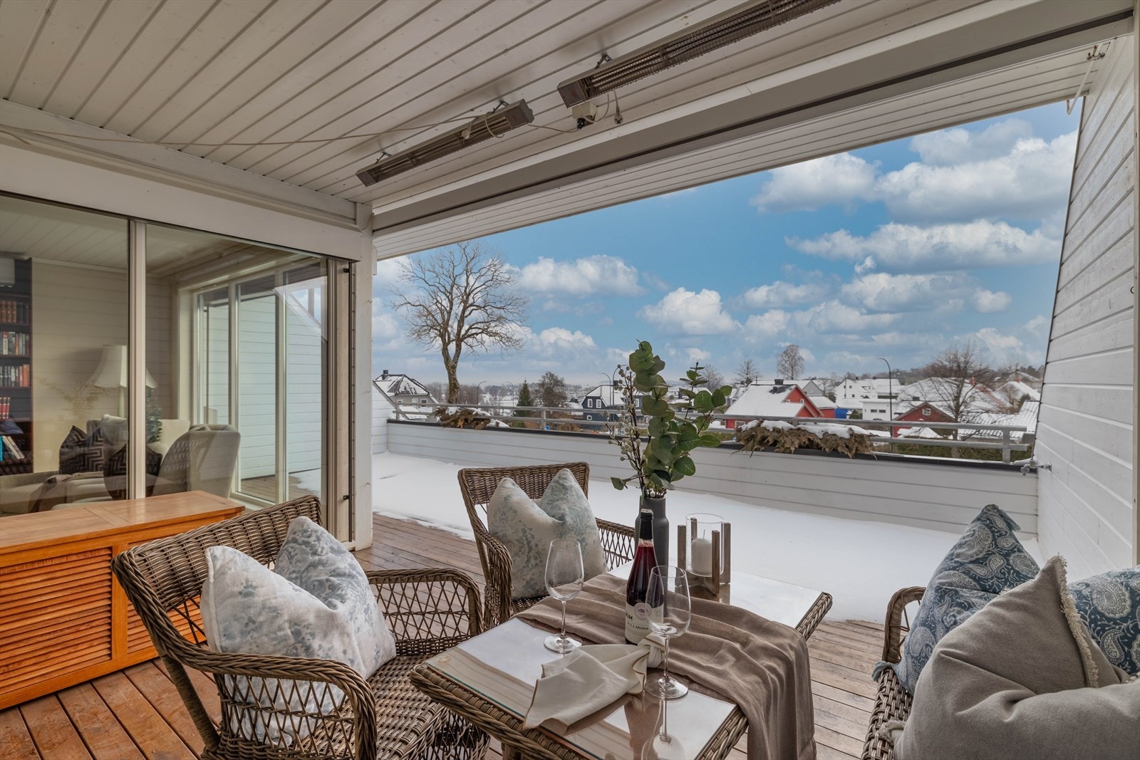 Beliggenheten legger til rette for en enkel hverdag med bussholdeplass rett på utsiden, samt nærhet til Tolvsrød senteret, flotte turområder, Ringshaugstranda og småbåthavn. Galleribilde