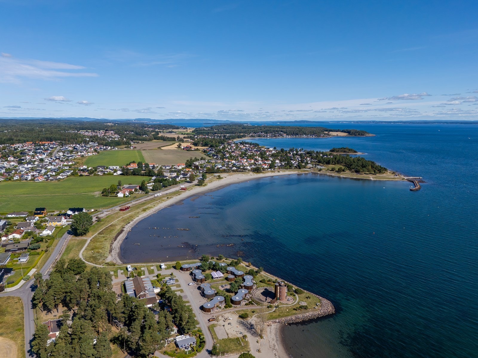 På sommerstid kan det friste med en tur til en av flere nydelige strender i kort avstand. Galleribilde