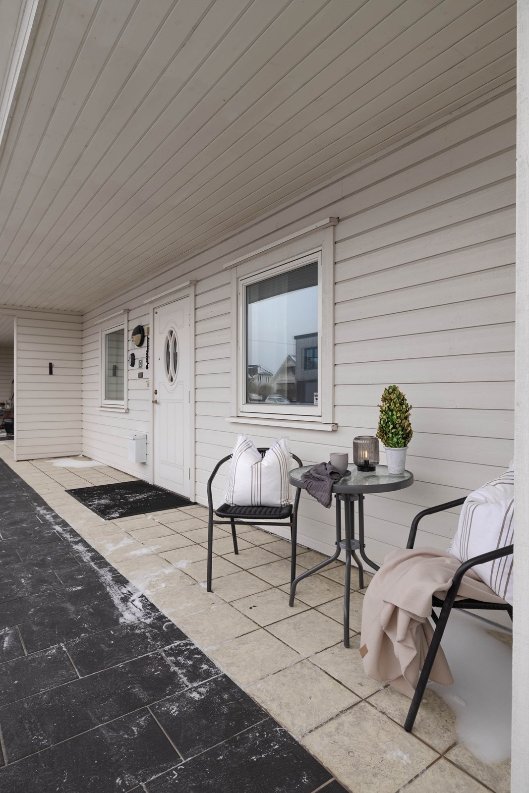 Leiligheten ligger i andre etasje med både trapper og heis opp til leilighetsplan, og adkomst via en åpen svalgang. Galleribilde