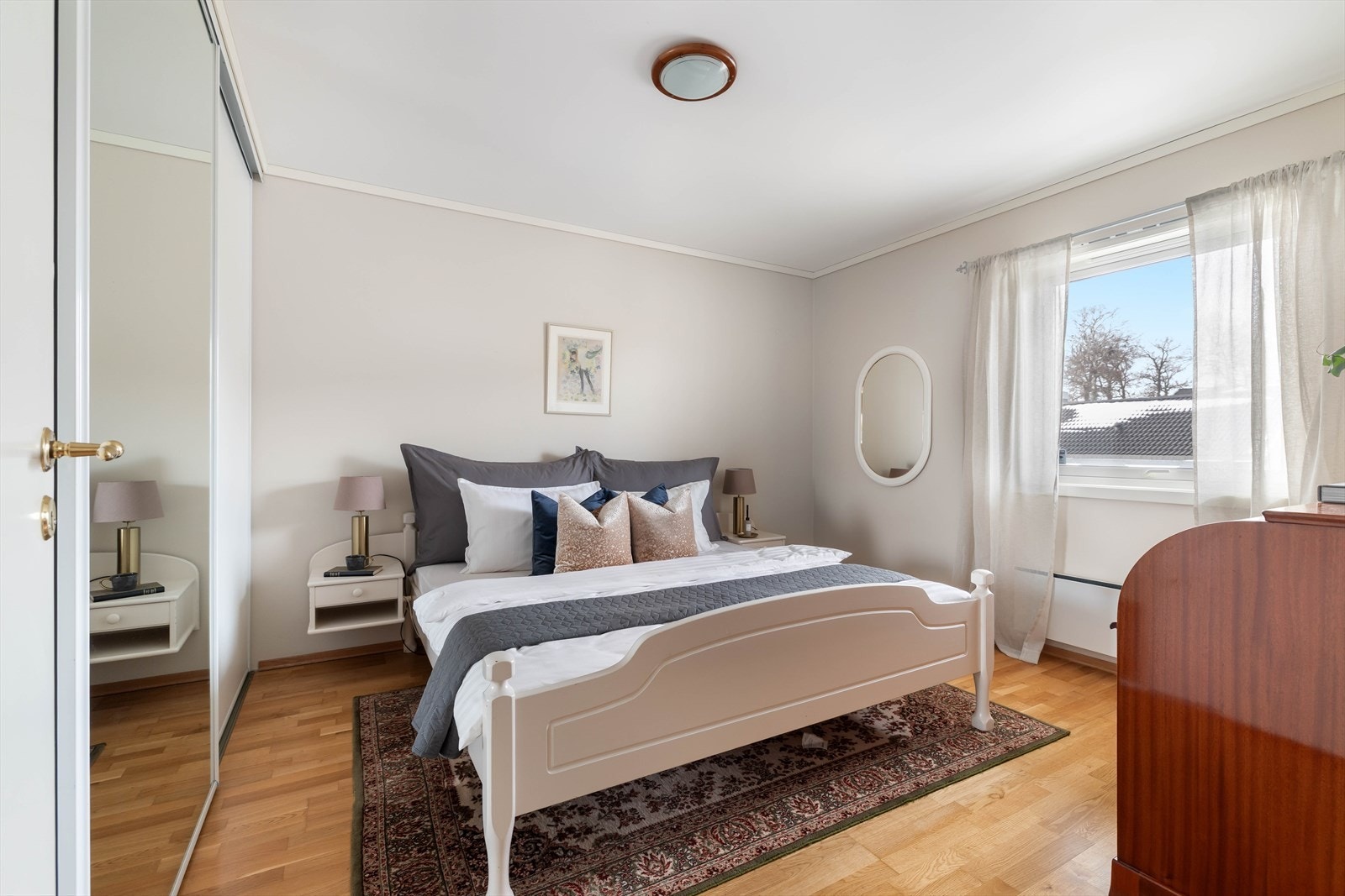 Leiligheten har to flotte soverom som ligger i samme ende av leiligheten med adkomst fra entreen. Galleribilde