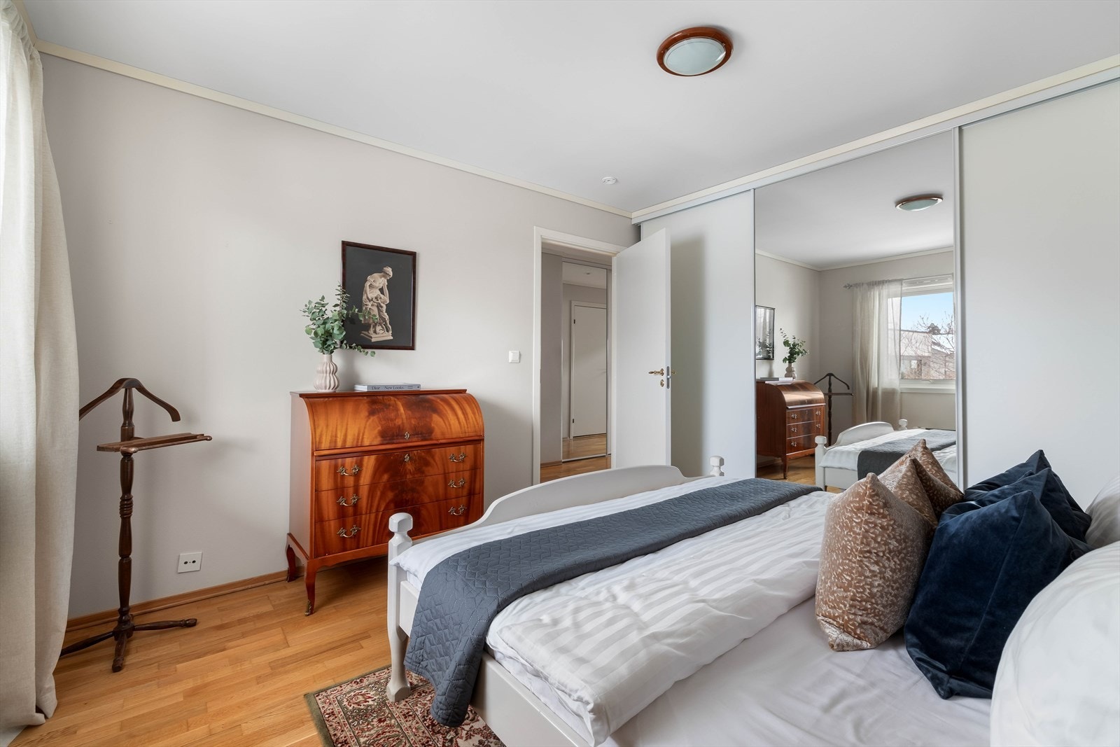 Rommet benyttet som hovedsoverom har god plass til dobbeltseng med tilhørende møblement og gode lagringsmuligheter i skyvedørsgarderobe med speilfront. Galleribilde